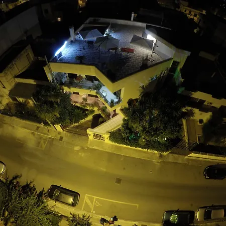 Bed and Breakfast Luxury Λέτσε