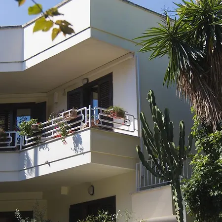 Bed and Breakfast Luxury Λέτσε